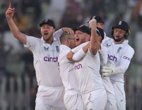 पाकिस्तानविरुद्धको टेस्टमा इंग्ल्याण्डको जित
